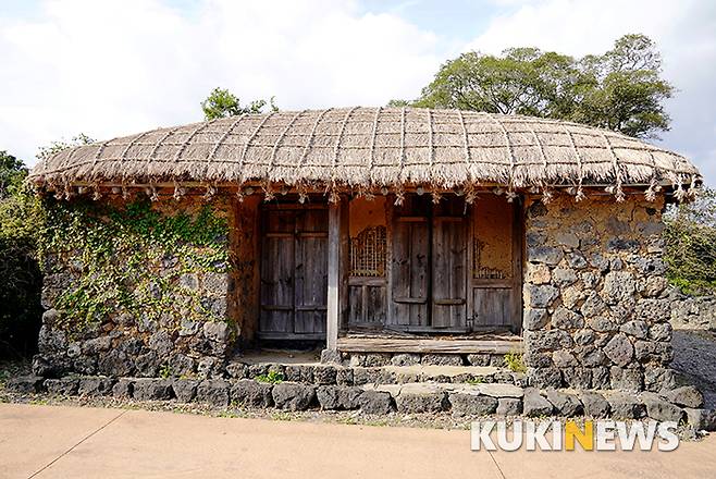 성읍민속마을에 있는 상당수의 전통가옥엔 사람이 살지 않는다. 벽의 흙이 떨어져 나가 수리가 필요한 집이다. 제주의 전통 가옥은 돌, 나무, 흙, 억새풀 등으로 지어 헐어내도 전혀 환경을 훼손하지 않는다.
