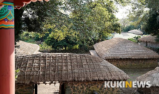 읍성 동문 위에서 내려다 본 한봉일 고택 (국가민속문화재 제 71호)은 헛간과 쉐문간 (외양간)을 가진 이문간 (대문간)과 그 안으로 오른쪽의 안거리 (안채)와 왼쪽의 밖거리 (바깥채)로 이루어져 있다.