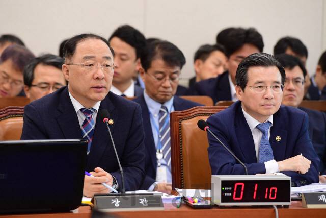 홍남기 경제부총리 겸 기획재정부 장관이 지난 8일 서울 여의도 국회에서 열린 기획재정위원회 전체회의에서 의원의 질의에 답변하고 있다./권욱기자