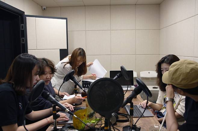 한경희, 김소미, 김수영씨 등이 팟캐스트 ‘디자인에프엠(FM)’을 진행하는 모습. 우유니게 제공
