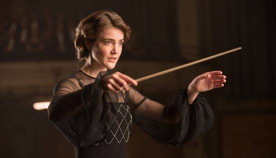오는 14일 개봉하는 뉴욕 필 최초의 여성 지휘자 안토니아 브리코를 소재로 한 영화 ‘더 컨덕터’. 라이크콘텐츠 제공
