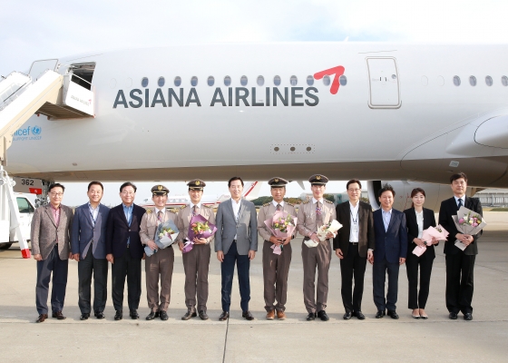 한창수 아시아나항공 사장(왼쪽 6번째)과 임직원들이 지난달 16일 인천국제공항에서 진행된 A350 10호기 도입행사에서 기념사진을 찍고 있다./사진제공=아시아나항공