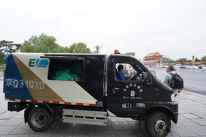 베이징 천안문 광장 인근에서 전기로 운행되는 쓰레기차가 쓰레기를 수거하고 있다. [사진 유선욱]