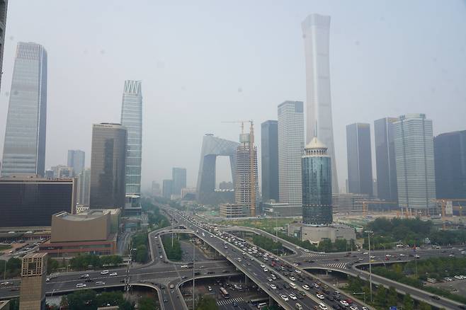 베이징 하늘을 덮은 미세먼지. 많이 개선됐다고 하지만, 아직은 서울에 비해서는 오염도가 높다. 천권필 기자