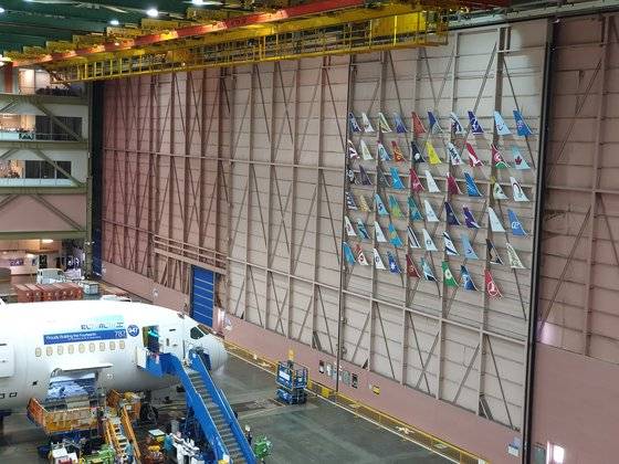 보잉 에버렛 공장 한쪽 벽면에 전세계 59개 항공사의 꼬리 날개가 붙어 있다. 시애틀=곽재민 기자