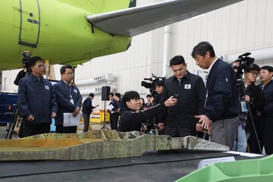 김경욱 국토부 2차관(앞줄 오른쪽 두번째) 등 국토부 고위 관계자들이 737 NG 수리현장을 찾아 설명을 듣고 있다. [사진 국토교통부]