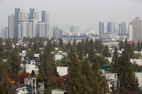 분양가 상한제 적용 지역으로 지정된 서울 서초구 반포동. 사진 아래가 재건축을 추진 중인 반포주공1단지이고 위로 왼쪽 고층 아파트가 3.3㎡당 1억원까지 거래된 아크로리버파크다. 반포동 상한제 분양가가 3.3㎡당 4000만원 정도로 예상된다. [뉴스1]