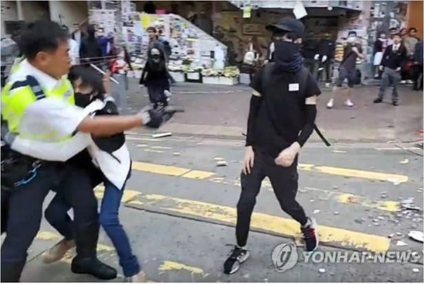 11일 홍콩 경찰이 시위자를 향해 실탄을 발사하는 모습.(사진=AFP/연합뉴스)