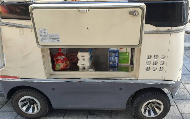 코코는 서랍장이 위쪽 3개, 아래쪽 1개로 분리되어 있다. 위쪽에 유제품을 싣고, 아래 칸에  김치·삼겹살·간편식 등 부피가 큰 식품을 보관한다.