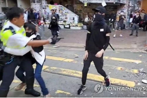 11일 홍콩 경찰이 시위자를 향해 실탄을 발사하는 모습 AFP통신=연합뉴스