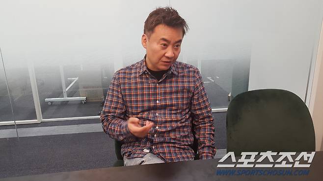 그리핀 조규남 대표가 지난 8일 스포츠조선과 만나 김대호 전 감독으로부터 촉발된 '그리핀 사태'에 대해 설명을 하고 있다.