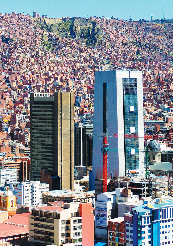 29층짜리 대통령궁(오른쪽 건물)이 있는 라파스 중심부 저지대엔 고층 건물과 상류층 저택이 모여 있다. 허름한 벽돌집이 가득 찬 고지대 빈민촌과 차로 10여분 거리다. /트위터