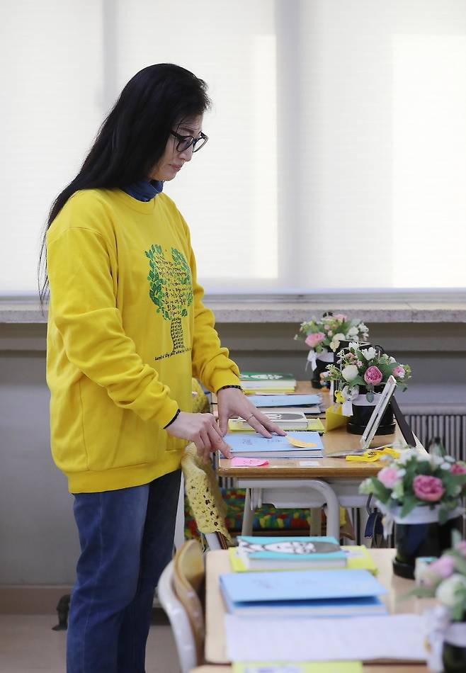 세월호 참사 당일 응급처치로 맥박 등 바이털사인(활력징후)이 돌아왔지만 헬기로 이송되지 못하고 끝내 목숨을 잃은 고 임경빈(단원고)군의 어머니 전인숙씨가 12일 오전 경기 안산시 단원구 적금로에 있는 ‘단원고4·16기억교실’ 2학년 4반 임경빈군의 자리에서 <한겨레>와 인터뷰를 하며 경빈군의 이름이 적힌 방명록을 쓰다듬고 있다. 안산/신소영 기자 viator@hani.co.kr