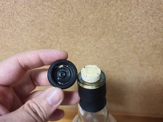 위스키 병마개를 열었는데, 코르크캡과 코르크가 이렇게 분리되면 난감하다. [사진 김대영]