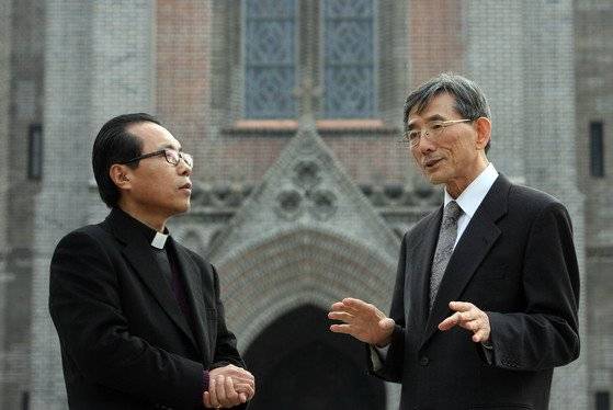 차동엽 신부가 장회익 교수와 함께 명동성당 앞에서 대담을 나누고 있다. [중앙포토]
