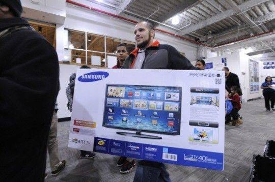 미국 최대 쇼핑 시즌인 블랙프라이데이를 맞아 뉴욕 웨스트 나이액(West Nyack)에 위치한 베스트바이 매장에서 고객들이 삼성전자 TV를 구매하고 있다. (사진=삼성전자)