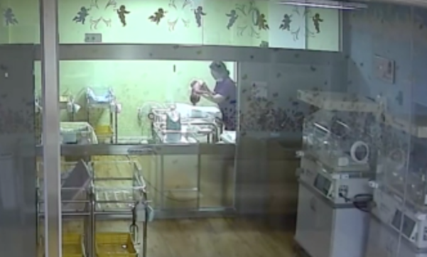 부산 동래구의 한 산부인과 신생아실을 비추는 CCTV의 한 장면. 지난 20일 새벽 녹화된 이 영상에선 간호사 B씨가 아영이를 거꾸로 들고 침대에 내동댕이치는 모습이 담겼다. /A씨 제공