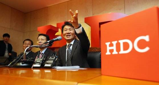 정몽규 HDC그룹 회장(오른쪽)이 12일 서울 본사에서 기자회견을 하고 있다. [연합뉴스]