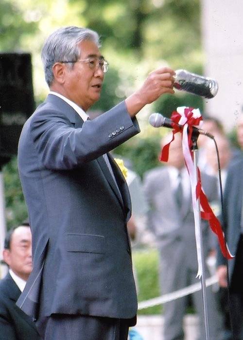 1999년 페트병에 디젤차 검뎅이를 넣고 다니며 도쿄 대기오염을 강조했던 이시하라 신타로 전 도쿄도지사. [중앙포토]