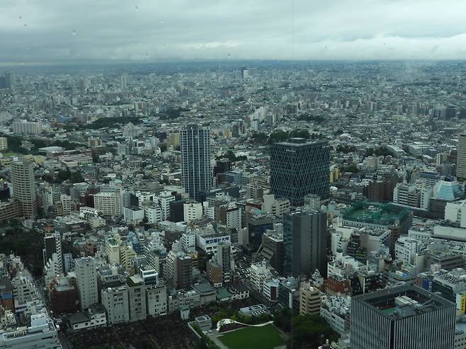 일본 도쿄 시내 전경. 비구름이 끼었지만 시내 멀리까지 내다보였다. 강찬수 기자
