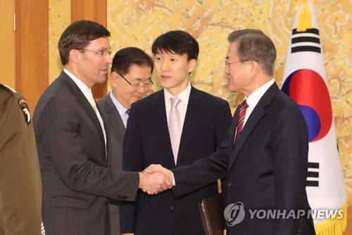 문 대통령, 미 국방장관과 악수 (서울=연합뉴스) 이진욱 기자 = 문재인 대통령이 15일 청와대에서 마크 에스퍼 미국 국방장관과 면담 전 악수하고 있다.cityboy@yna.co.kr