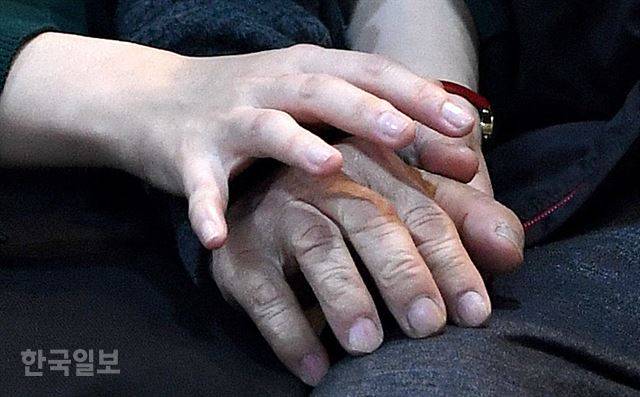 [저작권 한국일보] 임희정 아나운서와 아버지 임동명씨가 손을 맞잡고 있다. 아나운서의 고운 손이 50년 동안 건설노동을 하며 거칠어진 아버지의 손을 다독인다. 서재훈 기자 spring@hankookilbo.com