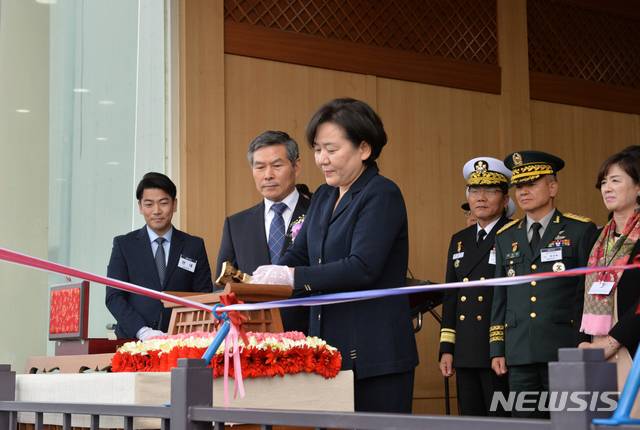【울산=뉴시스】배병수 기자 = 해군의 2,800톤급 호위함(FFG-Ⅱ) 서울함 진수식이 11일 오후 울산시 중구 현대중공업에서 열리고 있는 가운데 정경두 국방부장관 부인 김영숙 여사가 진수도끼로 함정에 연결된 진수줄을 자르고 있다. 2019.11.11. bbs@newsis.com