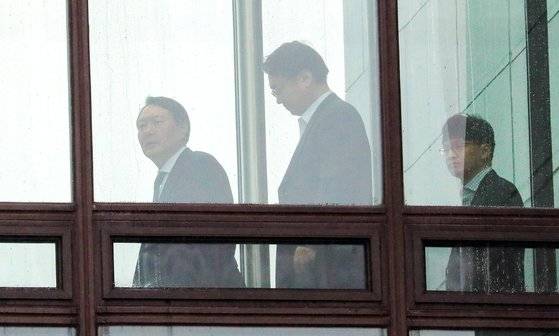 윤석열 검찰총장이 15일 오후 서울 서초구 대검찰청에서 강남일 차장검사, 한동훈 반부패·강력부장(오른쪽)과 함께 점심식사를 하기 위해 구내식당으로 이동하고 있다. [뉴스1]