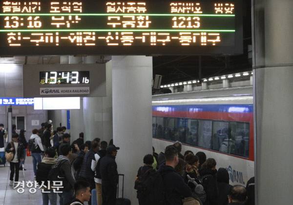 오후 1시 16분 출발예정 차량 1시 43분 들어와 [경향포토]