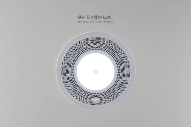 현관 공기청정시스템. 미세먼지를 측정해 신발장 아래 흡입구로 먼지를 빨아들인다./사진제공=삼성물산