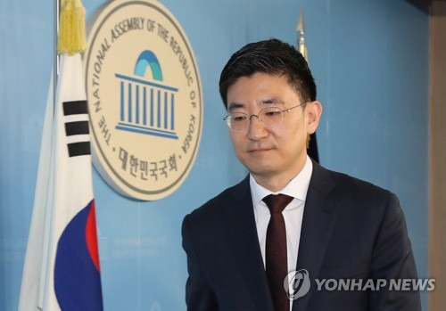 정론관 나서는 김세연 (서울=연합뉴스) 하사헌 기자 = 자유한국당 3선 김세연 의원이 17일 오전 총선 불출마 선언 기자회견을 한 뒤 국회 정론관을 나서고 있다. 2019.11.17 toadboy@yna.co.kr