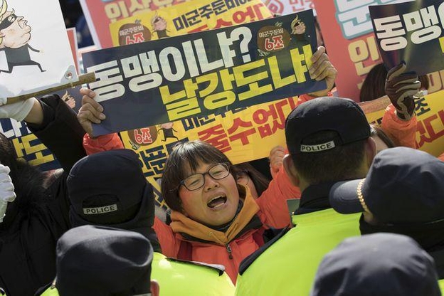 18일 오후 서울 동대문구 한국국방연구원 앞에서 방위비 분담금 인상 반대 집회 참가자가 구호를 외치고 있다. /고운호 기자