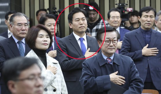 18일 민주당 의원총회에 참석한 손금주 의원(빨간 원안)이 국민의례를 하고 있다. 임현동 기자