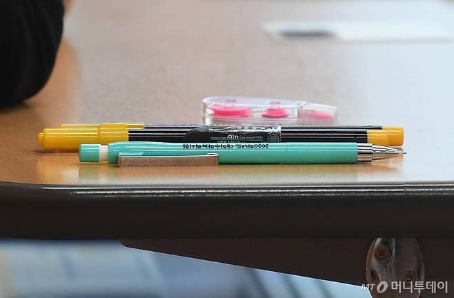 2020년도 대학수학능력시험일인 14일 오전 서울 중구 이화여자외국어고등학교 내 고사장에서 수험생들이 시험을 준비하는 가운데, 한 수험생의 책상에 지급받은 샤프와 사인펜이 놓여 있다./사진=김휘선 기자