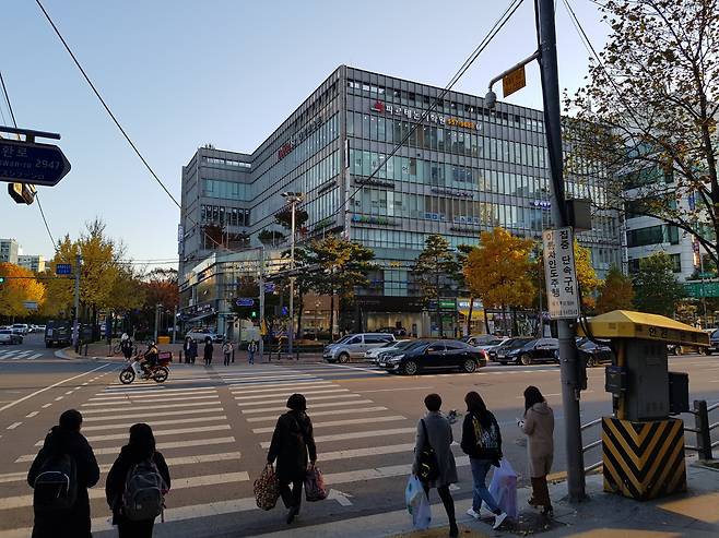 대치동 전통적인 학원가로 불리는 대치 사거리는 월 환산 임대료가 2분기 기준 3.3㎡당 17만원에 가까운 수준으로 종로나 중구 등 도심을 제외하고는 서울시에서 높은 편이다. 서울시 평균은 12만원이 되지 않는다. [사진=성연진 기자]