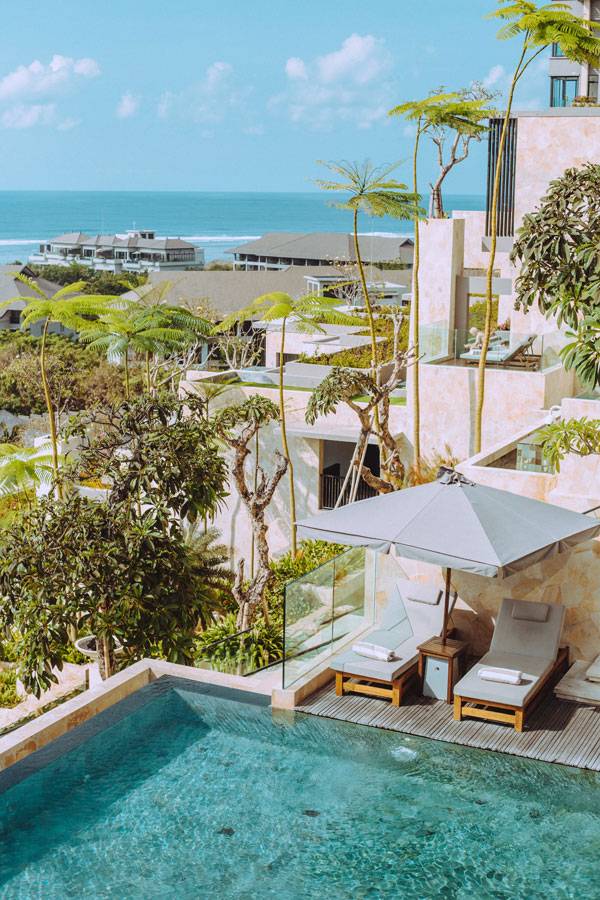 언덕에서 해변까지 층층이 이어지는 리조트 구조가 발리 전통 계단식 논을 닮았다