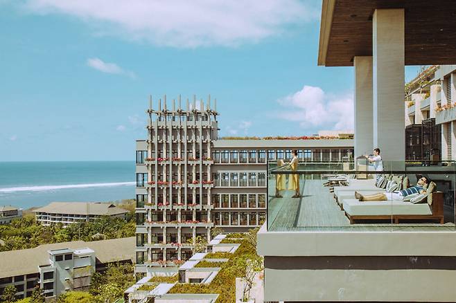 꼭대기 층에 있는 로비는 그 자체로 명소다