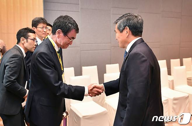 정경두 국방부 장관이 17일 태국 방콕 아바니 리버사이드 호텔에서 고노 다로 일본 방위상과 한일 국방장관 회담을 위해 만나 악수를 나누고 있다. (국방부 제공) 2019.11.17/뉴스1