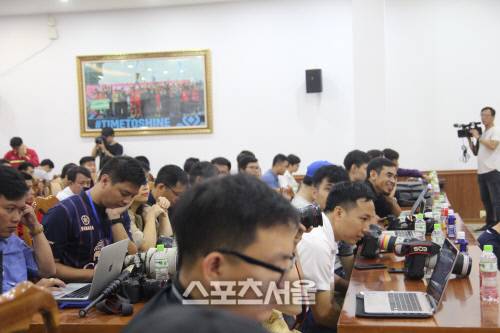 18일 베트남축구협회 미팅홀에서 2022 카타르월드컵 아시아지역 2차 예선 조별리그 G조 5차전을 앞두고 열린 공식 기자회견장에 베트남과 태국 취재진이 가득 채웠다. 하노이 | 이용수기자