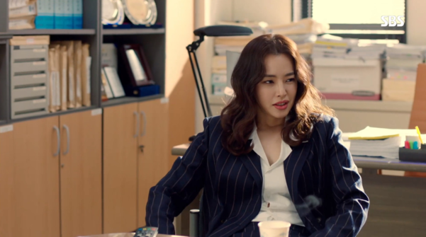 드라마 ‘열혈사제'에서 막가파 검사를 연기하는 이하늬. 변칙적으로 돌출하는 에너지, 급커브를 도는 발성, 이하늬의 연기는 볼수록 리드미컬하다.