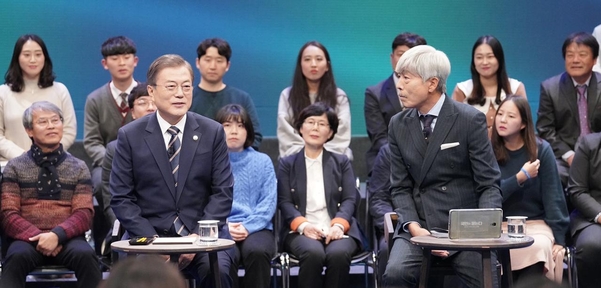 문재인 대통령이 19일 서울 상암동 MBC 공개홀에서 '국민이 묻는다, 2019 국민과의 대화'를 갖고 있다./연합뉴스