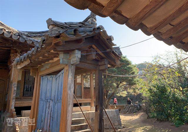 ‘김범우의 집’ 내부 아래채 담장은 허물어진 채 방치돼 있다. 이 집에 친구가 있어 유년 시절 조정래가 자주 드나든 곳이기도 하다.