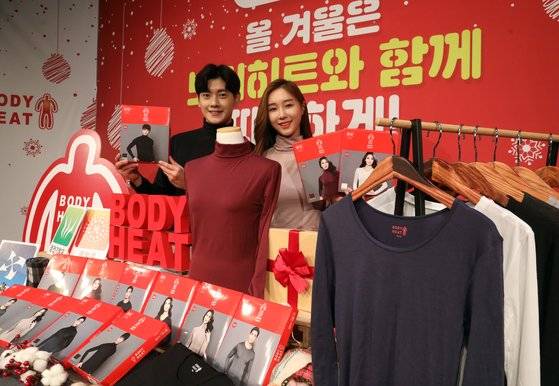 지난달 15일 서울 종로구 KT스퀘어 드림홀에서 모델들이 BYC의 '발열 라이프웨어 보디히트'를 소개하고 있다. [연합뉴스]