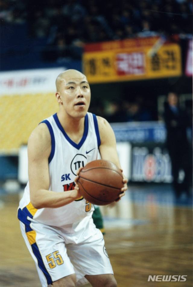 [서울=뉴시스]프로농구 LG 박도경 책임의 1999년 현역 시절. (사진 = KBL 제공)