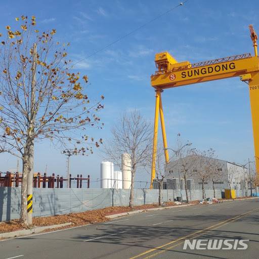 【통영=뉴시스】신정철 기자 = 경남 통영의 중견조선업체 성동조선해양 22일 오후 창원지방법원 파산부에서 매각 입찰을 실시했지만 매각이 불발됐다. 사진은 작업이 중단된 성동조선해양 1야드 진입로 전경이다. 2019.02.22(사진=뉴시스DB) sin@newsis.com