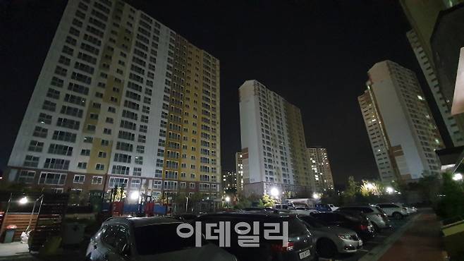 경북 김천시 율곡동 ‘김천혁신도시’가 오후 7시를 넘어 어두워지자 불꺼진 미분양 아파트가 드러났다. 이 단지는 지난 2016년 12월 총 916가구 분양을 나섰지만 미분양이 대거 발생하면서 현재 70% 가량만 입주한 상태다.  [사진=이데일리 박민 기자]