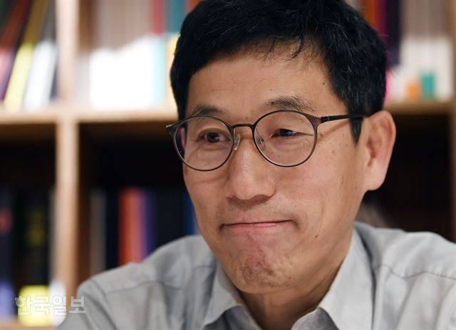 진중권 동양대 교수가 18일 서울 마포구 연남동 독립서점 아침달에서 한국일보와 인터뷰를 하고 있다. 홍인기 기자