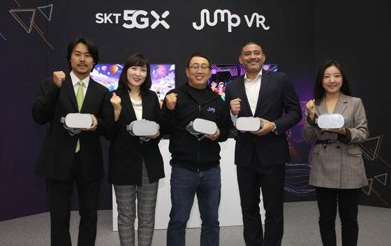 19일 기자간담회에 참석한 이종석 카카오VX 사업본부장, 전진수 SK텔레콤 5GX 서비스사업단장, 유영상 MNO사업부장, 콜란 시웰 페이스북 부사장, 임세라 마블러스 대표(왼쪽부터). [연합뉴스]