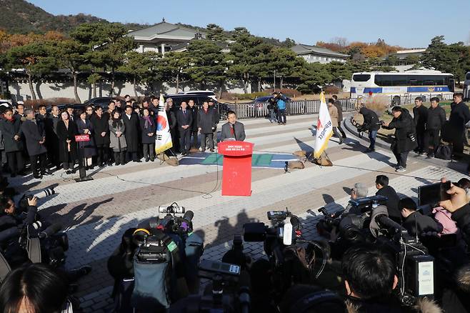 황교안 자유한국당 대표가 20일 오후 청와대 앞에서 대국민 호소문을 발표하고 있다. [연합]