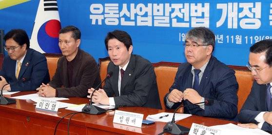 이인영 더불어민주당 원내대표가 11일 서울 여의도 국회에서 열린 유통산업발전법 관련 간담회에서 발언하고 있다. 이인영 원내대표는 "중소자영업자에 대해 우리사회 발상을 근본적으로 바꾸고 정치권이 합심해서 대책세울 때"라고 말했다. [뉴스1]